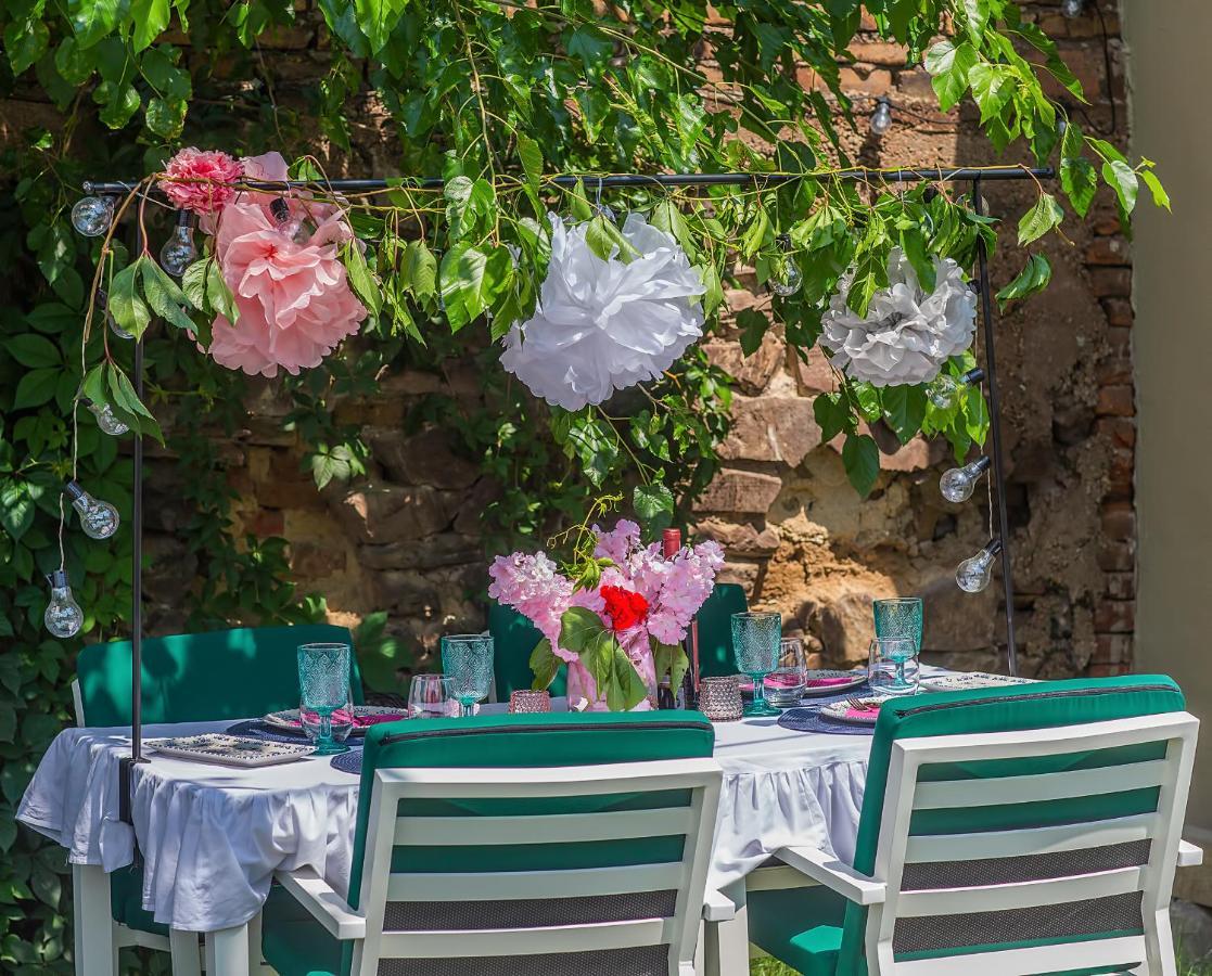 La Fontaine Hotel Hunedoara Exterior photo